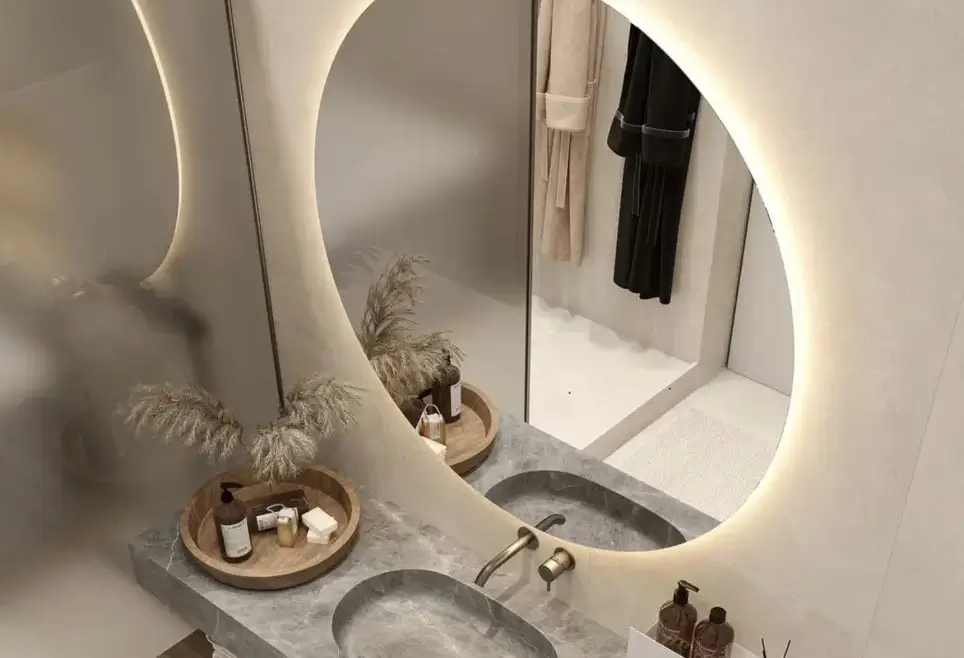 Espejo de baño con luz LED instalado sobre lavabo